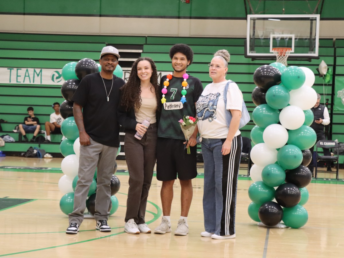 Sports Update 4/21: Boys Volleyball celebrates seniors after a successful&nbsp;season